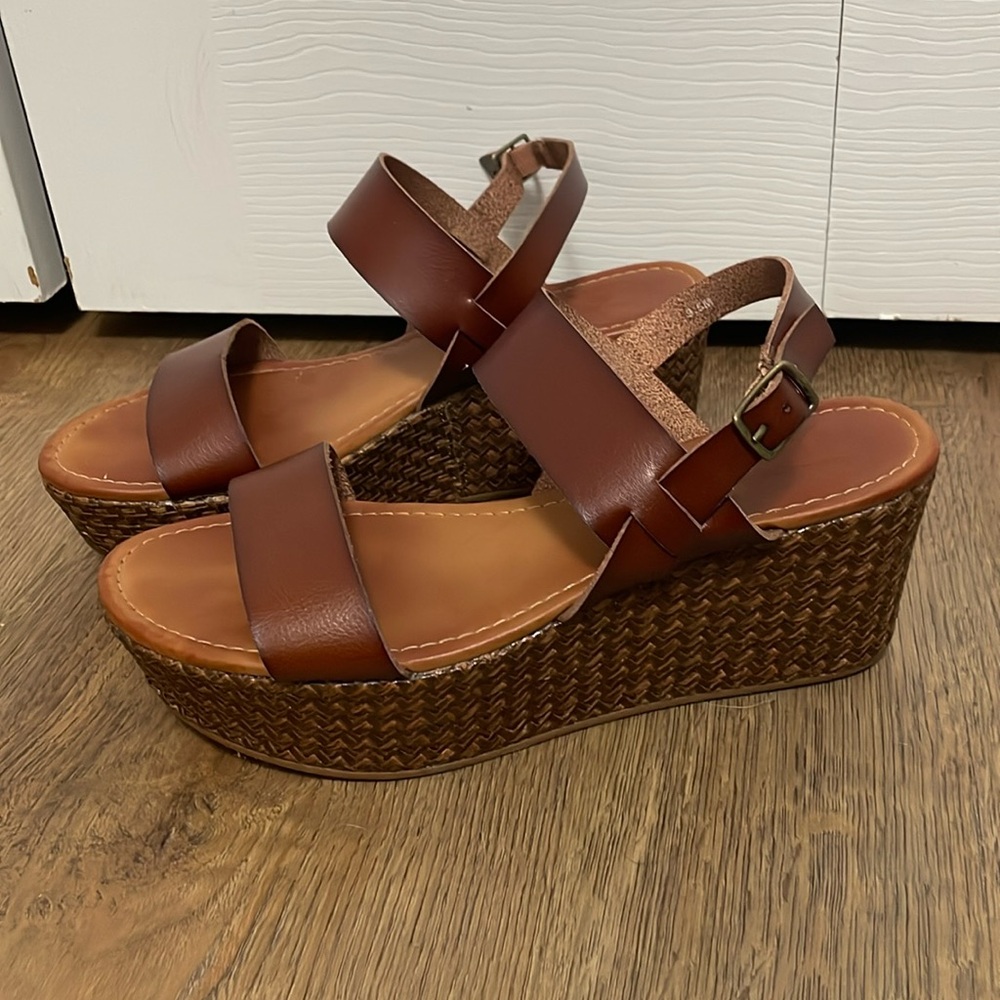EUC Jellypop shoes. Nadelle sandal. Size 9.5. Brown faux leather